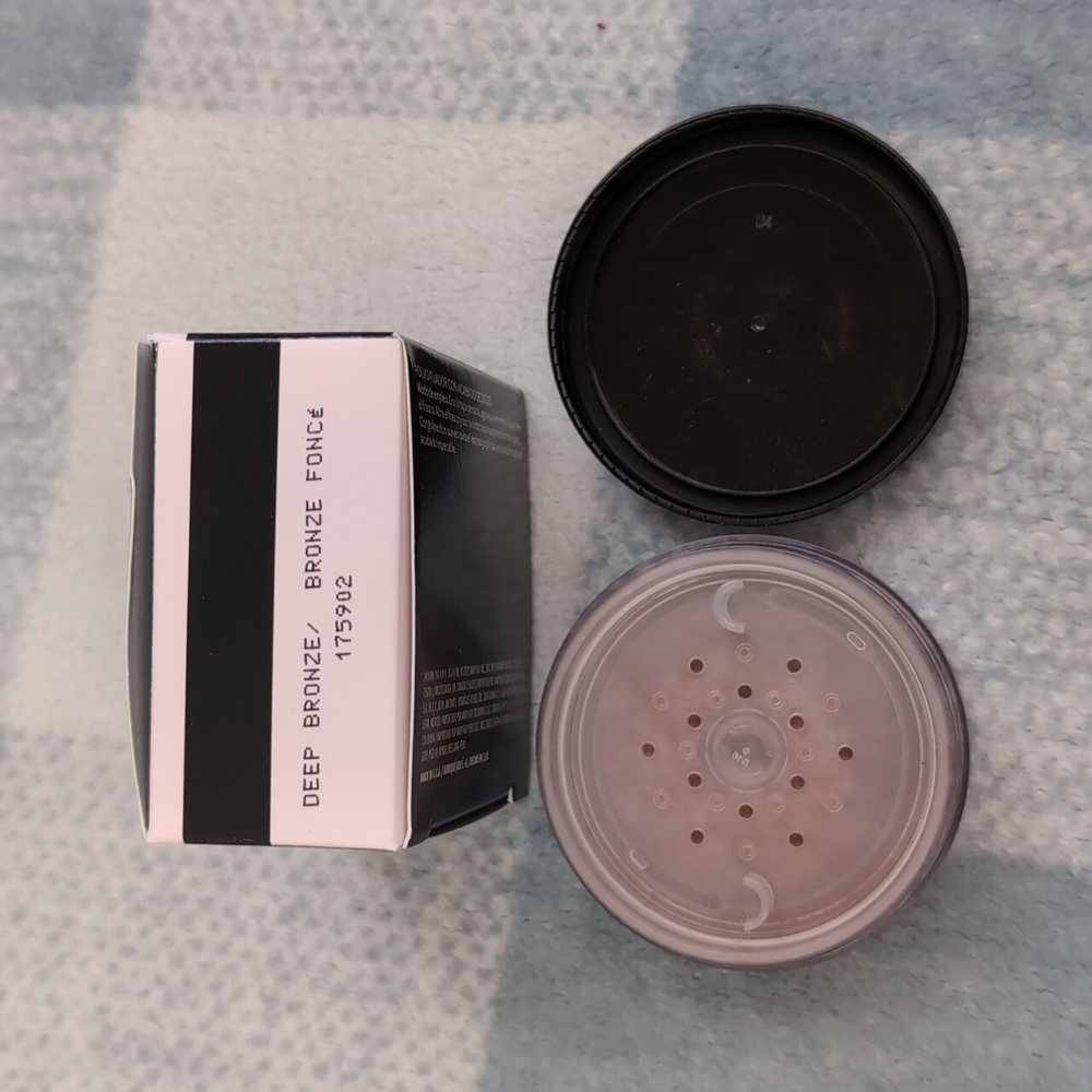 Mary Kay Silky Setting Powder - Picture 4 of 4